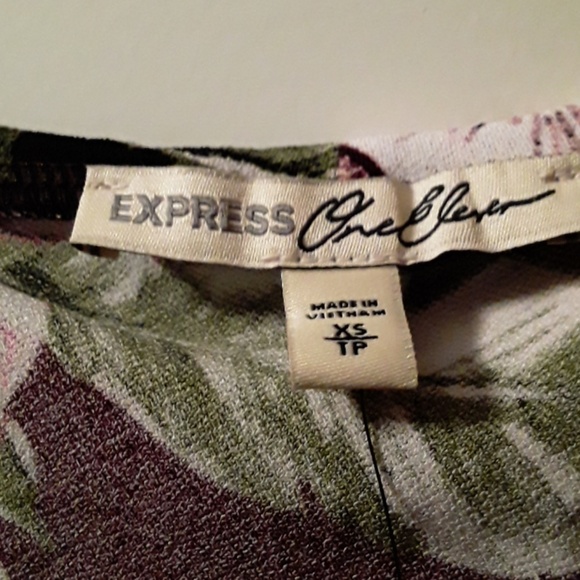 WOMEN'S EXPRESS ONE ELEVEN CROP TOP - Picture 2 of 3